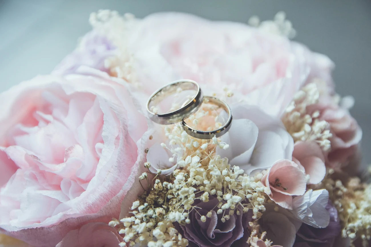 Flowers and elegant wedding details